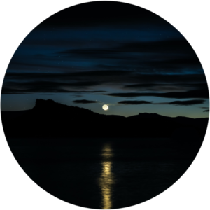 Auf dem See spiegelt sich der Mond, ein Anblick welcher nur spät in der Nacht möglich ist.
