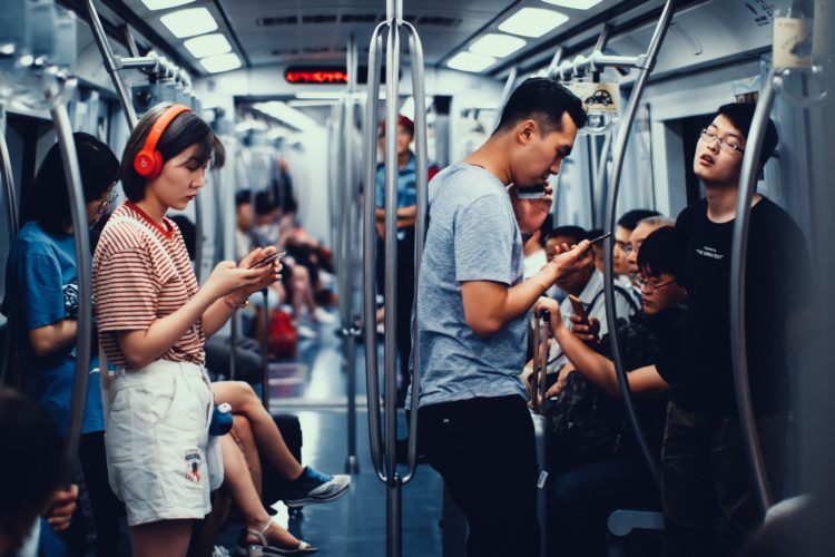 Der häufige Blick auf das Smartphone führt nicht nur in den Bahnen in China zu Nackenverspannungen.