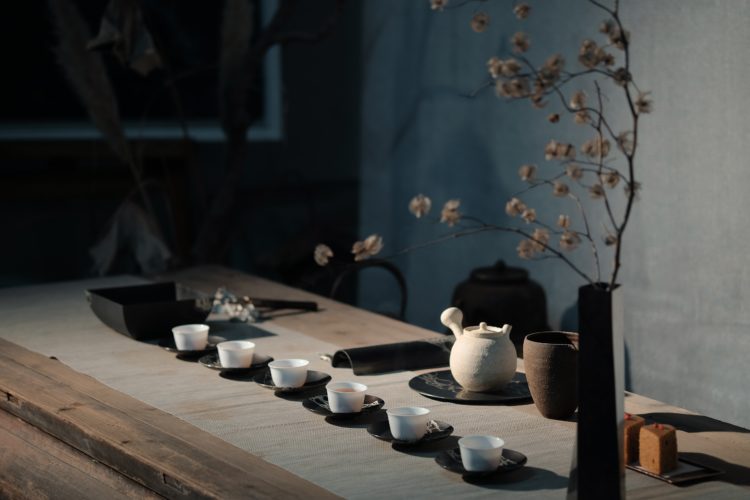 Ein chinesisches Teeservice, stilvoll angerichtet zur Teezeremonie.