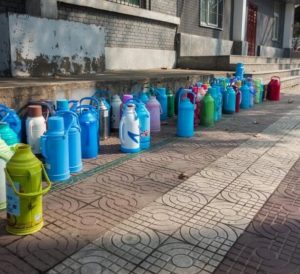 Thermoskannen für heißes Wasser in einer Straße in China.