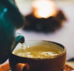 Sich Ruhe für einen Tee zu gönnen, fördert die Entspannung und somit das Immunsystem.