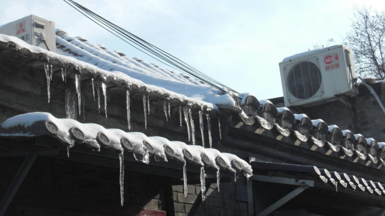 Halsschmerzen treten besonders häufig im Winter auf, wenn es draußen schneit und an den Dächern das Wasser zu Eiszapfen gefriert.