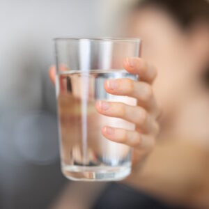 Ausreichend Wasser zu trinken unterstützt die Akupunktur.